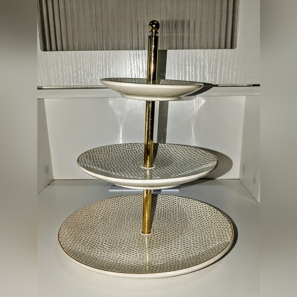 5/75$ Dainty vintage 3 tier jewelry stand
